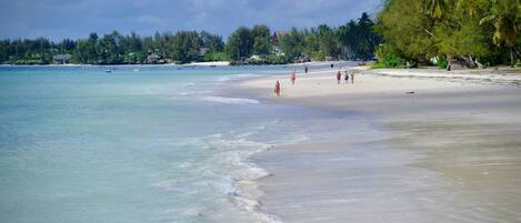 På stranden och vit sandstrand