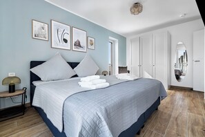 2 sovrum, skrivbord, strykjärn/strykbräda och resesäng