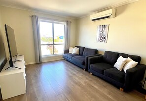 Smart TV - Spacious 5BR Retreat w/ Ocean Views, Sleeps 13, Walking distance to the Beach (Port Victoria)