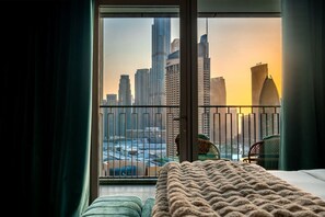 3 soverom, skrivebord, strykejern/-brett og reiseseng for barn