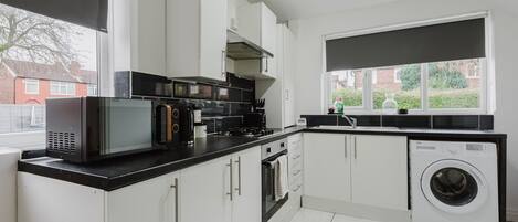 House | Private kitchen | Fridge, microwave, oven, stovetop