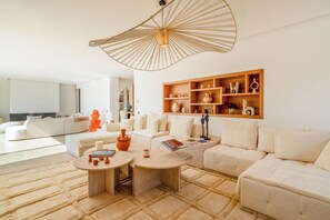 Smart-tv, een open haard en een stereo