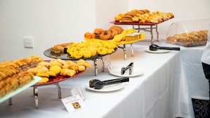 Een buffettafel met diverse gebakjes en patisserie.
