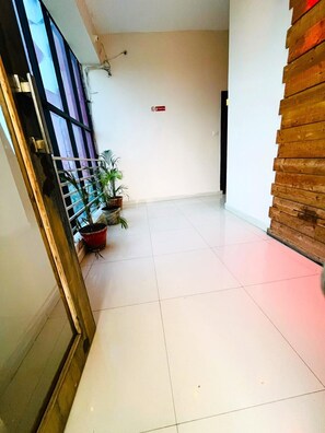 Living area - Hotel Crib Inn (Bhopal)