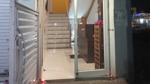 La entrada al Hotel Crib Inn con una escalera que conduce al interior.
