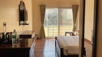 Kamar Double Superior, pemandangan kebun | Seprai premium, busa memori, meja kerja, dan kedap suara