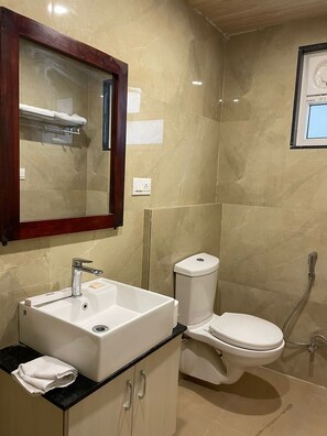 Habitació doble superior, vistes al jardí | Bany | Assecador de cabells, tovalloles, sabó i xampú 