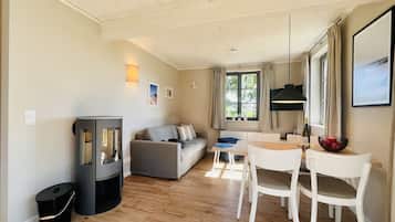 Fernseher, Kamin, Tischtennisplatte, Stereoanlage