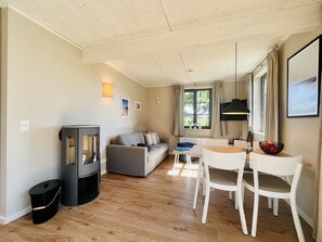 Tv, pejs, bordtennisbord, stereoanlæg