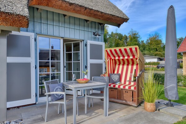 Outdoor dining - Newly built, modern, exclusive - that describes the Klein Stresow vacation village (Klein Stresow)