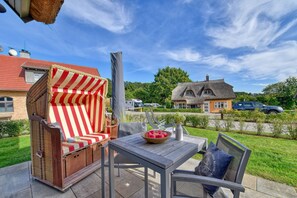 Outdoor dining - Newly built, modern, exclusive - that describes the Klein Stresow vacation village (Klein Stresow)