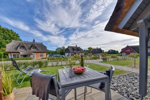 Outdoor dining - Newly built, modern, exclusive - that describes the Klein Stresow vacation village (Klein Stresow)