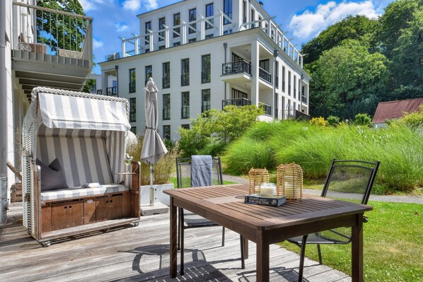 Outdoor dining - Exclusive Baltic Sea oasis:Pure luxury in the 'Baltic Lounge' w. Park & outdoor pool (Binz)