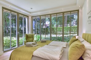 2 habitaciones, tabla de planchar con plancha y cuna de viaje 