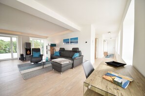 TV, fireplace, DVD player, books
