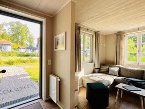 Fernseher, Kamin, Tischtennisplatte, Stereoanlage