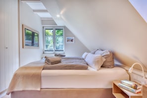 2 bedrooms, iron/ironing board, free WiFi