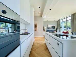 Réfrigérateur, micro-ondes, lave-vaisselle, cafetière/bouilloire