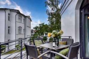 Outdoor dining - Relaxed coastal living: Apartment Sandbank in the Villa Martha Binz (Binz)