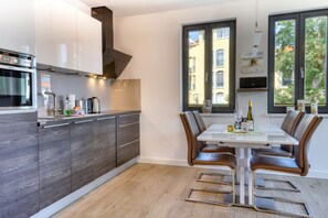 Kühlschrank, Mikrowelle, Herdplatte, Geschirrspüler