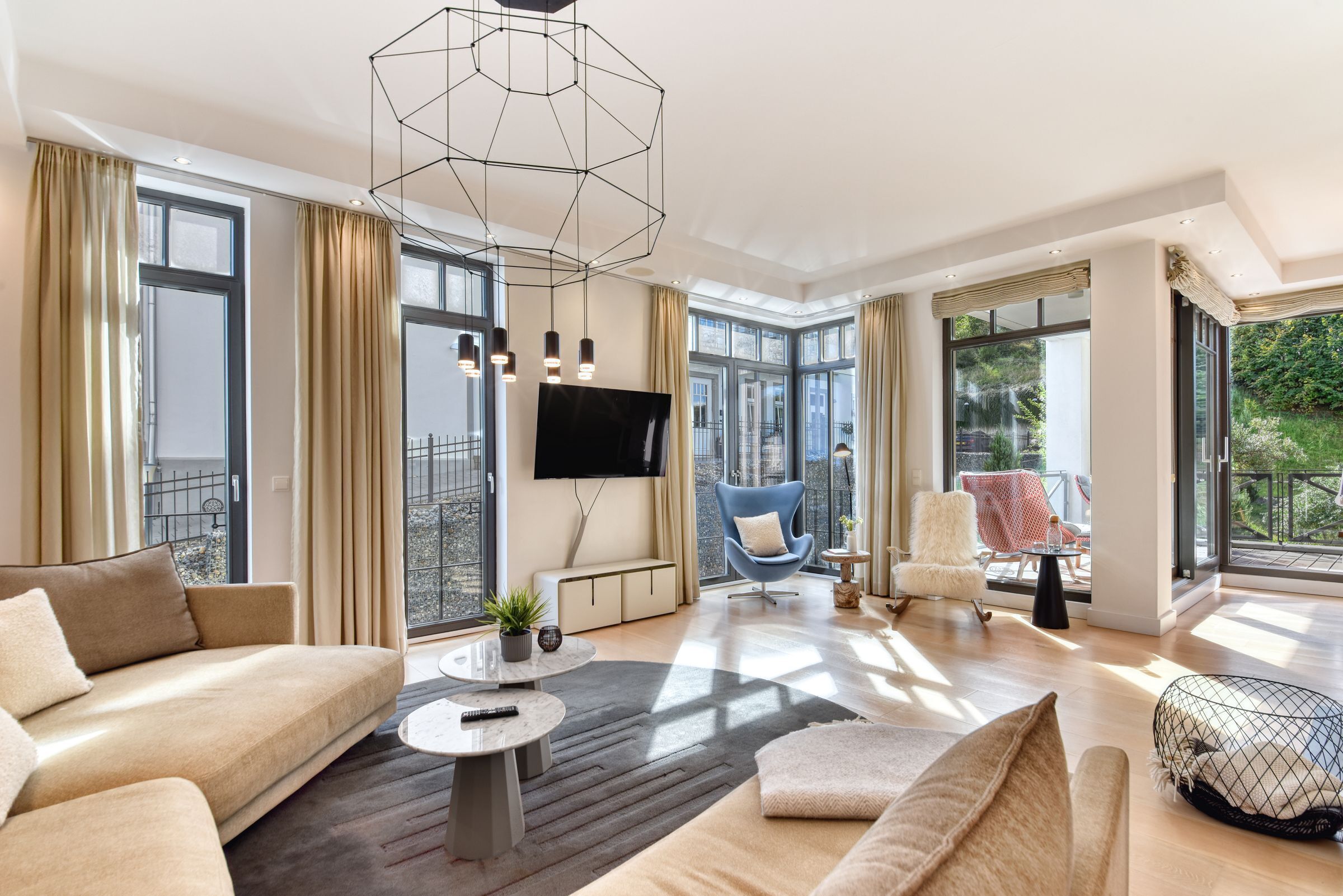 Télévision, cheminée, baby-foot, livres