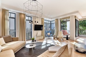 Téléviseur, foyer, table de baby-foot, livres