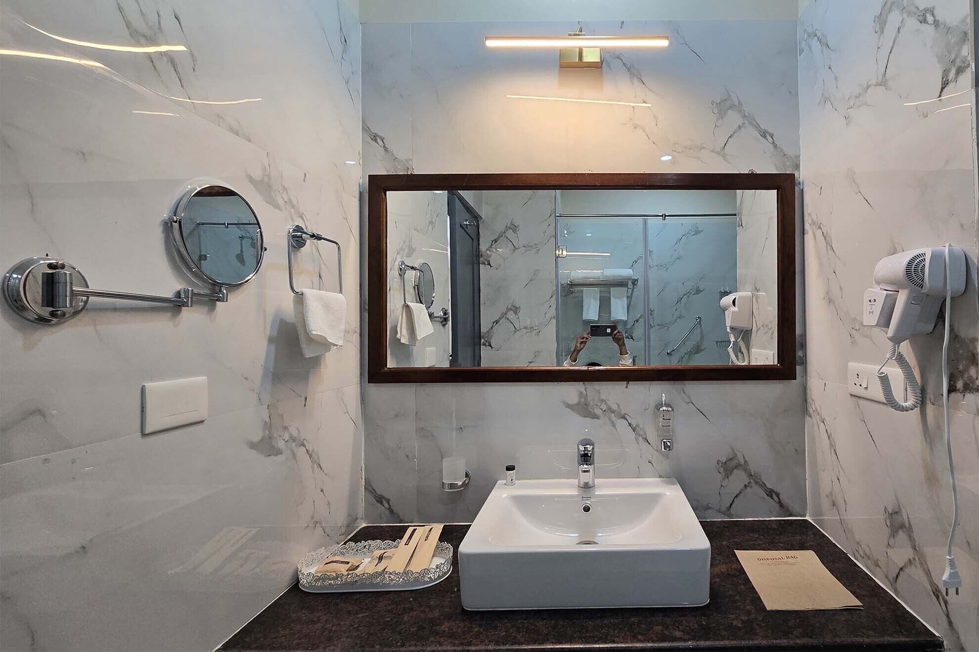 Camera Deluxe con letto matrimoniale o 2 letti singoli, bagno privato | Bagno | Asciugacapelli, asciugamani