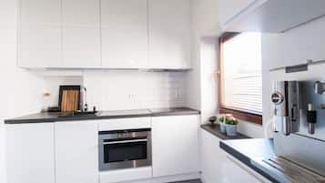 Jääkaappi, mikroaaltouuni, uuni, liesi