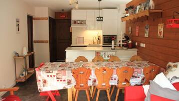 Apartment | Private kitchen | Coffee/tea maker, fridge, microwave, oven