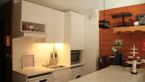 A compact kitchen with a microwave, sink, and a small washing machine. - Moulin Ml161 Telecabine & Nature 6 Pers (Chatel)