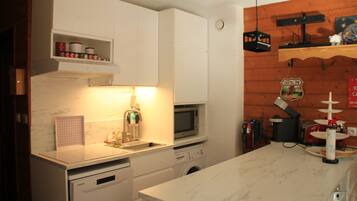 Apartment | Private kitchen | Fridge, microwave, oven, dishwasher