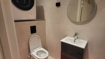 Douche, sĂšche-cheveux, bidet, serviettes fournies