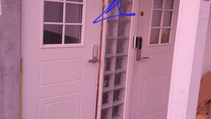 Une porte blanche avec une fenêtre et un clavier pour ouvrir la porte.