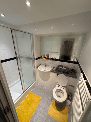 Separate bathtub and shower, deep-soaking bathtub, hair dryer, towels - Jupiter Building 2 Bedroom Apartment Birmingham (Birmingham)
