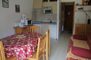 Apartment | Living room | DVD player - Christina CR8 Family & Mountain 6 Pers (Chatel)