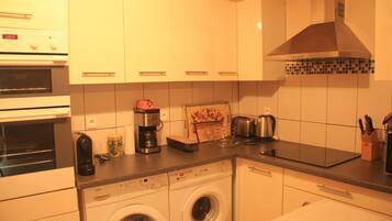 Apartemen | Dapur pribadi | Lemari es, microwave, oven, dan mesin pencuci piring