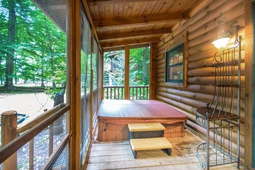 Cozy Cabin Getaway with Private Hot Tub & Lake Access in Saugatuck!