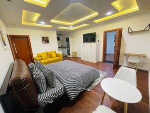 2 habitaciones, escritorio y espacio para trabajar con laptop 