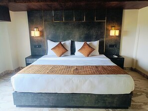 皇室開放式套房 | 高級寢具、記憶棉床墊、房內夾萬、免費 Wi-Fi