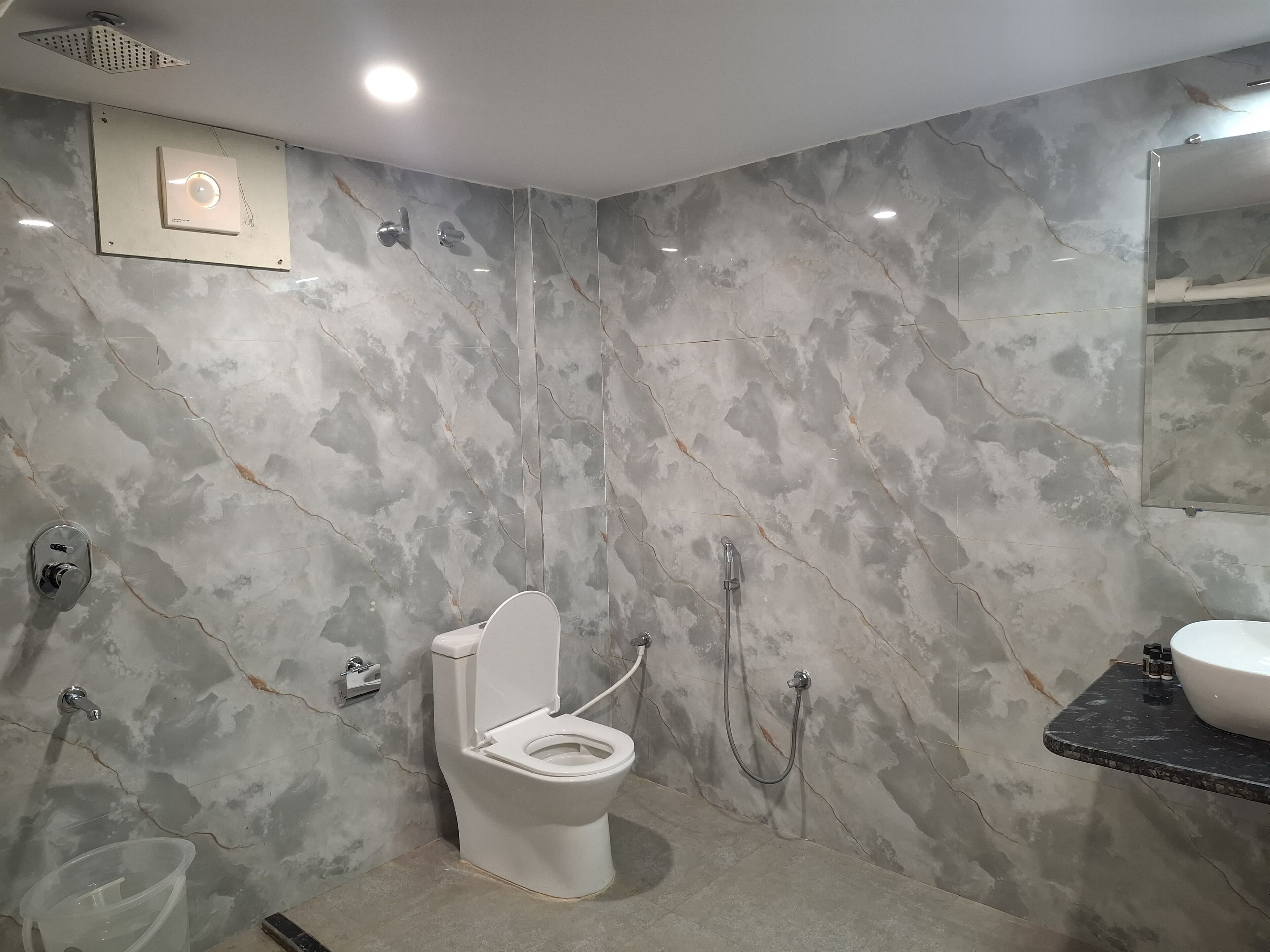 Un baño con inodoro, ducha y lavamanos.