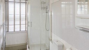 A modern bathroom with a glass shower enclosure, a toilet, and a sink. - Host Stay Apartment 4 Church Walk (Melksham)