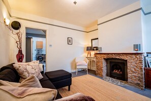 House - Host Stay Over the Bridge Cottage (Leominster)