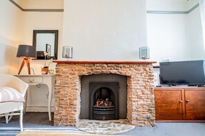 House | 2 bedrooms, Internet - Host Stay Over the Bridge Cottage (Leominster)
