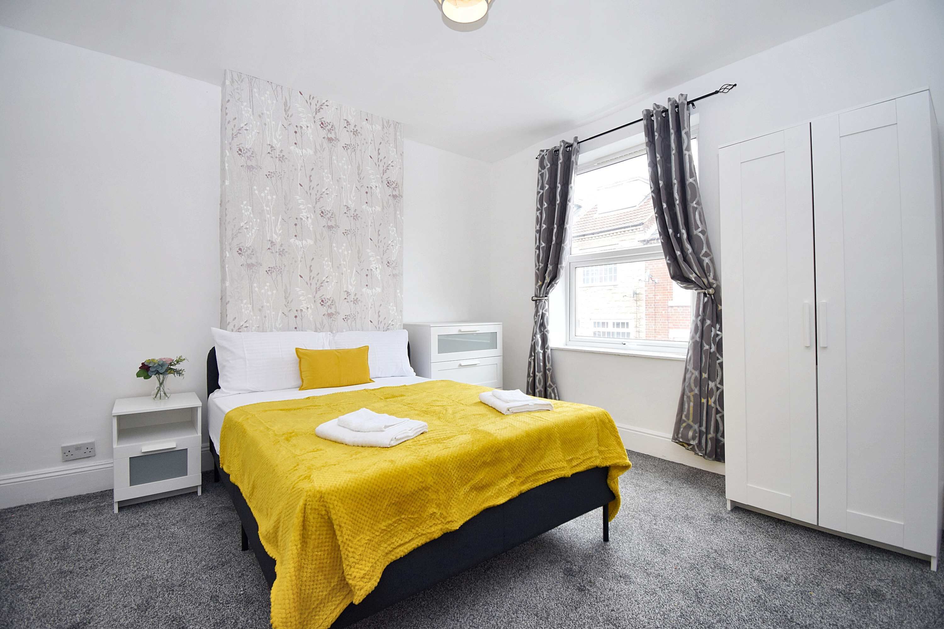 4 عدّة غرف نوم وخدمة الإنترنت