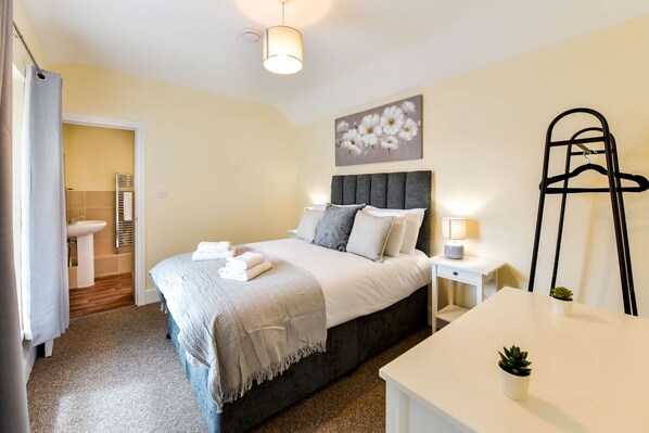 House | 4 bedrooms, desk, Internet