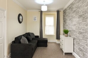 House | 4 bedrooms, desk, Internet