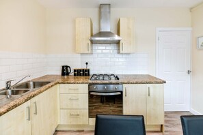 House | 4 bedrooms, desk, Internet