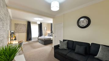 House | 4 bedrooms, desk, Internet