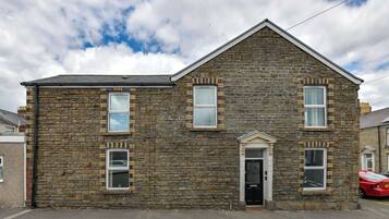 House | 4 bedrooms, desk, Internet