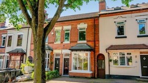 A row of terraced houses with a tree in the foreground. - Host Stay Somerset Road House (Birmingham)
